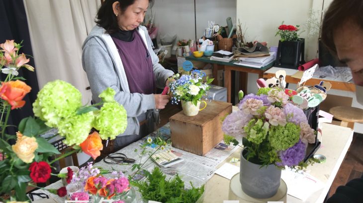 生花店で母の日のプレゼント作り　鹿角市