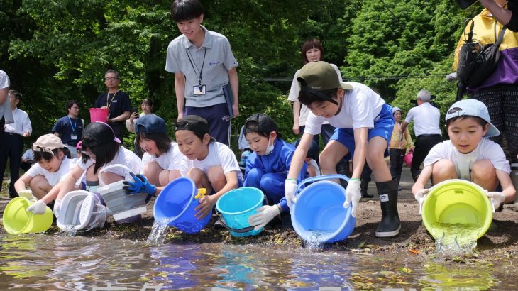 ６年ぶりに特産のヒメマス放流式　十和田湖