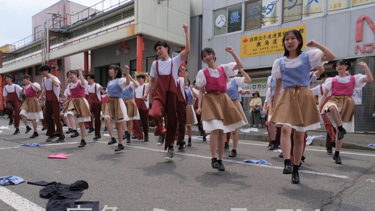 高校生が商店街でダンスパフォーマンス　鹿角市