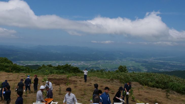 ゼロカーボンめざす鹿角市の植樹祭　花輪の元牧場