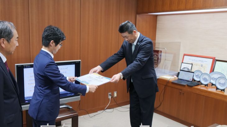花輪ばやしの保存団体に寄付　鹿角の保険会社