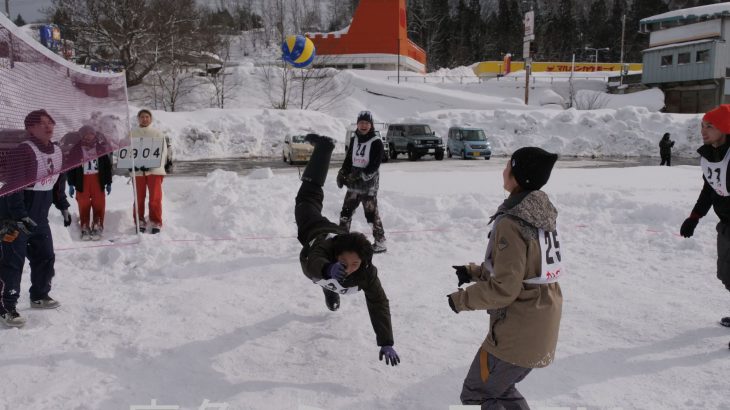 うんざりの雪、逆手に楽しむバレー大会　鹿角市