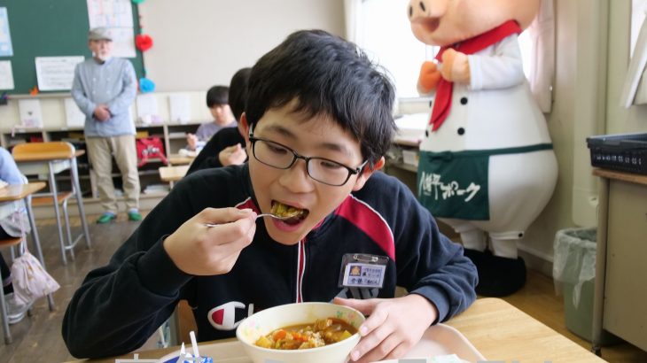 給食に地元のブランド豚肉　鹿角市