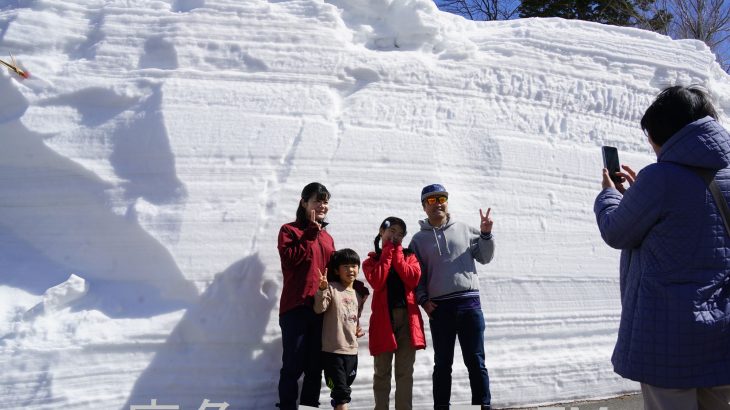 春山の心地よさ味わう観光客　国立公園の八幡平