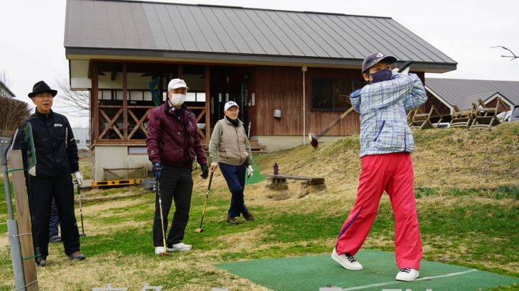 待ちわびた人たち早速プレー　小坂町のパークゴルフ場