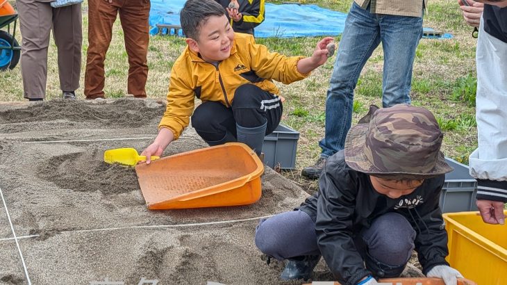 子どもたちが縄文遺跡で発掘体験　鹿角市