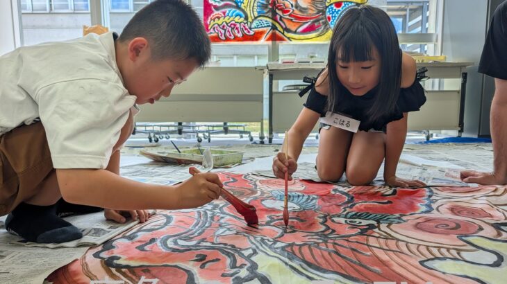 小学生が武者絵描き、堂々の出来　花輪ねぷた