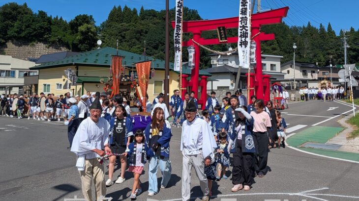 花輪ばやしを前にご神体迎える　鹿角市