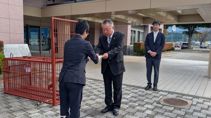 市民の危機解消めざしクマおり寄贈　鹿角市の社会奉仕団体