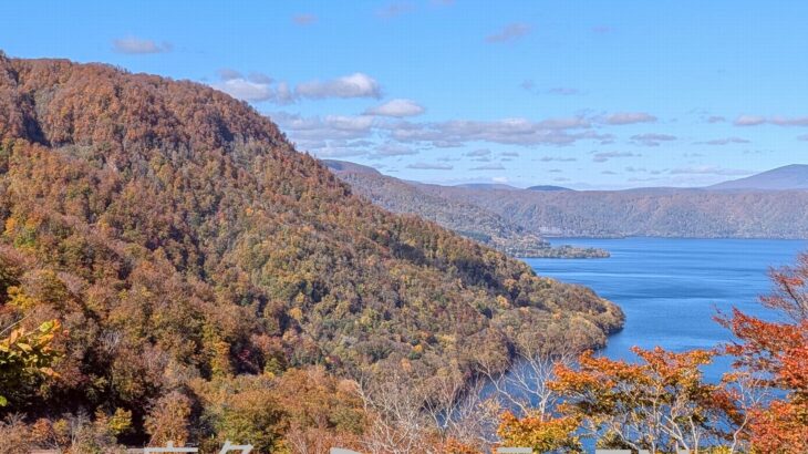 紅葉、湖畔で見ごろ迎える　十和田湖